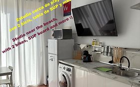 La Manga km 0, pisos estudios - planta baja - 100m de la playa - studio flats - ground floor - 100m from the beach, cada con bicis&tabla SUP, piscina&pádel&tenis&más - each with bikes&SUP board, pool&paddle&tennis&more